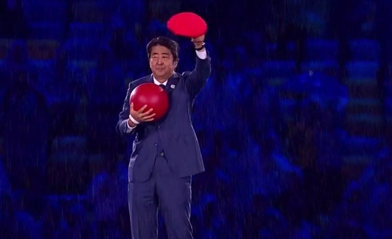 Ο Πρωθυπουργός της Ιαπωνίας εμφανίστηκε σαν τον «Σούπερ Μάριο» στην τελετή λήξης των Ολυμπιακών Αγώνων [φωτό & βίντεο]